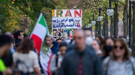 bei einem weiteren anschlag in berlin bedroht ein mann iranische demonstranten mit einem messer