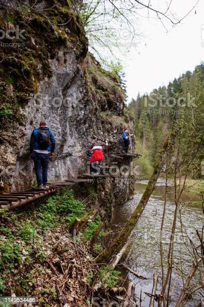 Photo Libre De Droit De Lhomme Et Ses Deux Fils Montent Les Marches