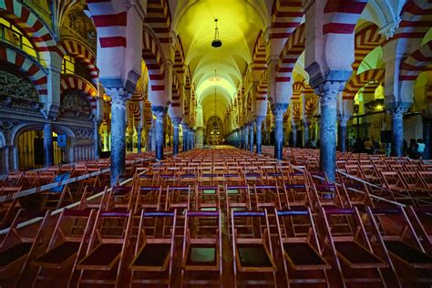 Słowo „meczet oznacza dowolny budynek, w którym oddaje się cześć bogu, niezależnie od jego architektury. Zdjęcia: Kordoba - Wielki Meczet, Andaluzja, Przed ...