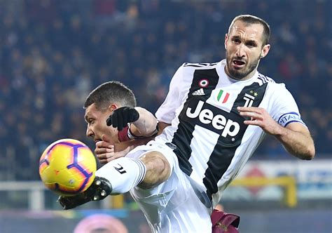 Giorgio chiellini is a professional footballer of italy who plays as a defender for serie a club juventus, and for the italian national team. Juve, Chiellini fa crack: rottura del crociato e stop di ...
