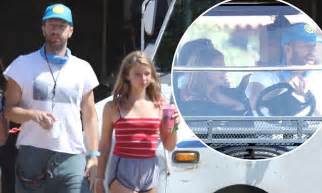 Chris Martin Takes Daughter Apple For A Smoothie Daily Mail Online
