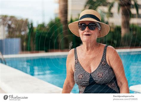 Ältere Frau Am Strand Mit Strohhut Ein Lizenzfreies Stock Foto Von