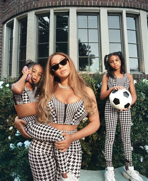 Beyonces Daughter Rumi Is Big Sister Blue Ivys Twin In Rare Picture