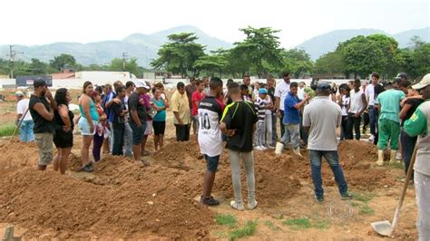 Cinco jovens mortos na chacina de Duque de Caxias são enterrados Bom