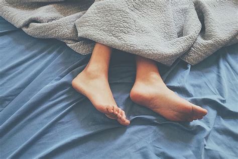 Beneficios De Dormir Con Una Almohada Para Piernas Colchonesaznar Blog