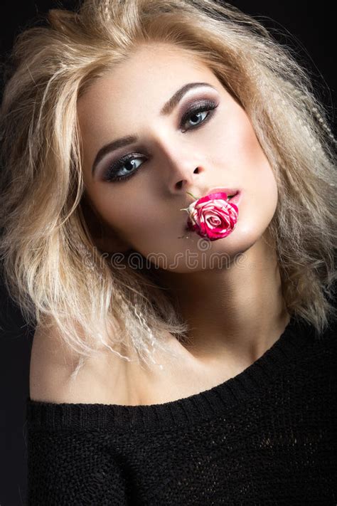 Mooi Blondemeisje Met Donkere Make Up Met Een Bloem In Haar Lippen Het