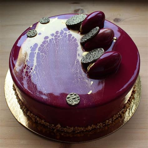 Für einen zitronenkuchen kann der guss beispielsweise gerne etwas flüssiger sein. Mirror glaze Torte: Rezept für Spiegelkuchen mit Überzug ...