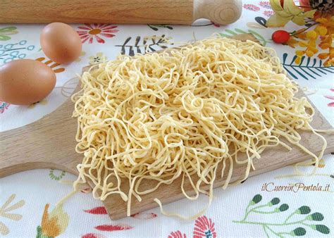 Mentre il brodo cuoce, preparare i tagliolini. Tagliolini fatti in casa - Ricetta Il Cuore in Pentola