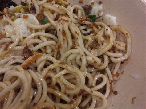 You can customize your own chilli pan mee depends on your spiciness tolerance level, by adding in the chilli flakes. Simple Life: When Chili meet Pan Mee...