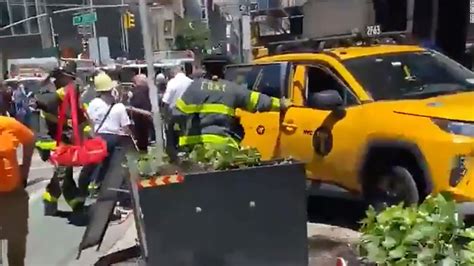 6 People Hospitalized After Taxi Jumps Curb In New York City Nypd Says