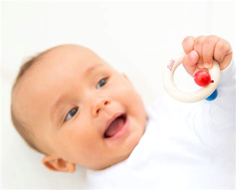 Baby & greifen » meilensteine in der babyentwicklung: Ab wann greifen Babys? | Pekip Spielwaren