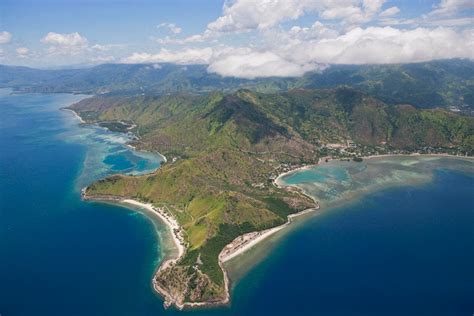 It lies northwest of australia in the lesser sunda islands at the eastern end of the indonesian archipelago. Dili, Area Branca Timor-Leste
