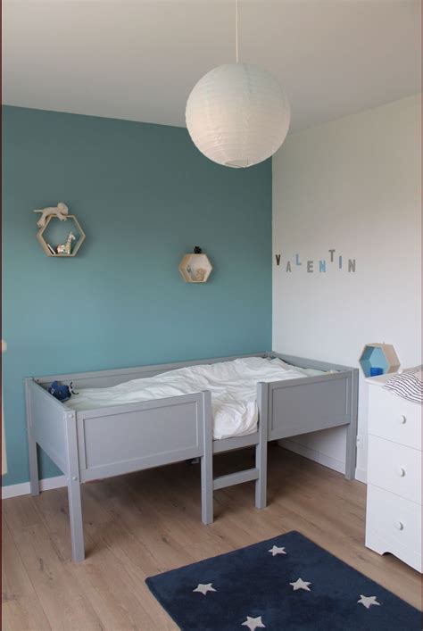 Également synonyme de fraîcheur, le bleu clair permet de mettre en valeur votre intérieur et de renforcer la luminosité naturelle de la pièce. tres belle couleur bleue | Chambre enfant | Kids bedroom ...