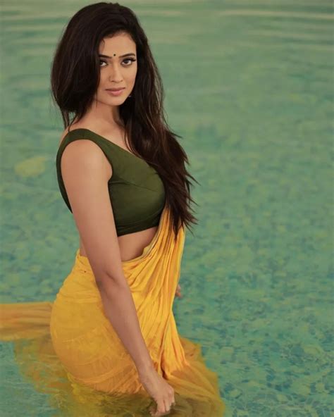 Shweta Tiwari Exuded Quintessential Glamour As She Made A Stunning Appearance In A Pool Wearing