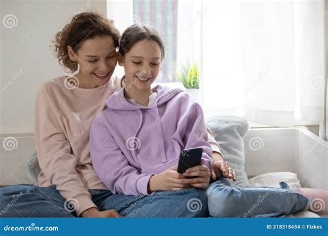 Madre Sonriente E Hija Adolescente Usando Aplicaciones Para Smartphones