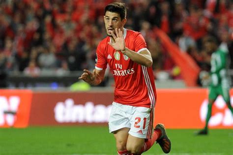 Will he be a good signing for jose mourinio? Pizzi, Seferovic e Raul de Tomás no banco em Lyon - JN