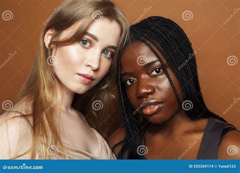 Twee Mooie Meiden Zwarte En Blanke Blonde Stellen Vrolijk Samen Op