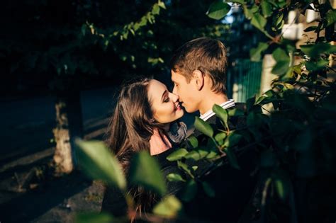casal amor jovem casal apaixonado apaixonado beijando na luz do sol ao ar livre foto grátis