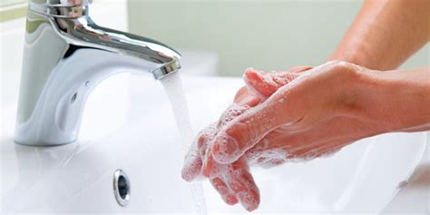 Ajarkan 6 langkah cuci tangan yang tepat sesuai anjuran kemenkes. 7 Masalah kesehatan yang muncul akibat malas cuci tangan ...