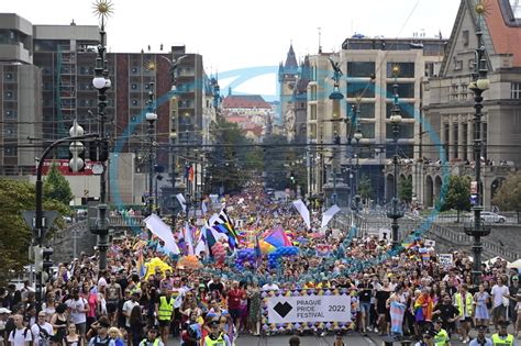 Na Letnou Dorazil Průvod Prague Pride účastnilo Se Ho Až 60000 Lidí