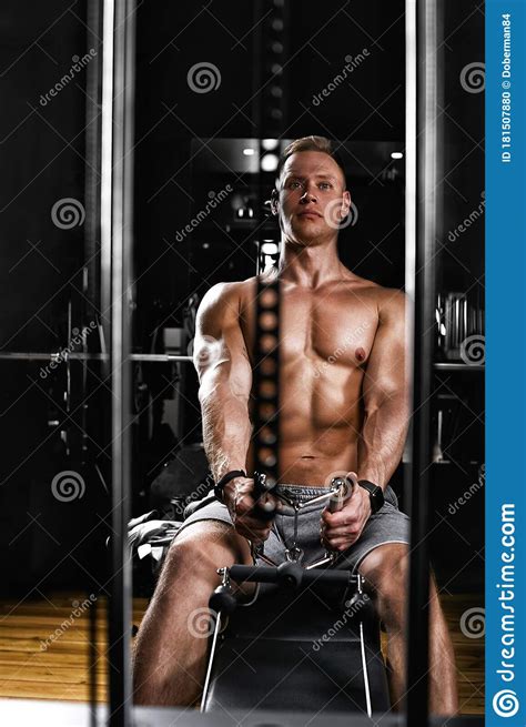 Captura De Un Hombre Con Un Torso Desnudo Haciendo Ejercicios Musculares En Un Simulador De Un