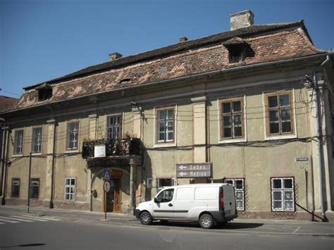 Palatul brukenthal poate fi pentru romania ceea ce este versailles pentru franta, crede primarul orasului avrig, arnold klingeis, localitate care gazduieste frumoasa constructie. Fosta Casa de Vara Samuel von Brukenthal - Sibiu