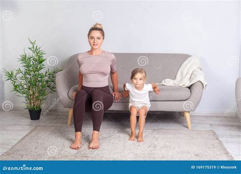 Jeune Et Jolie Femme Ses Mains De Penchement Accroupissement Mignon De Fille Autour Sur Le Sofa