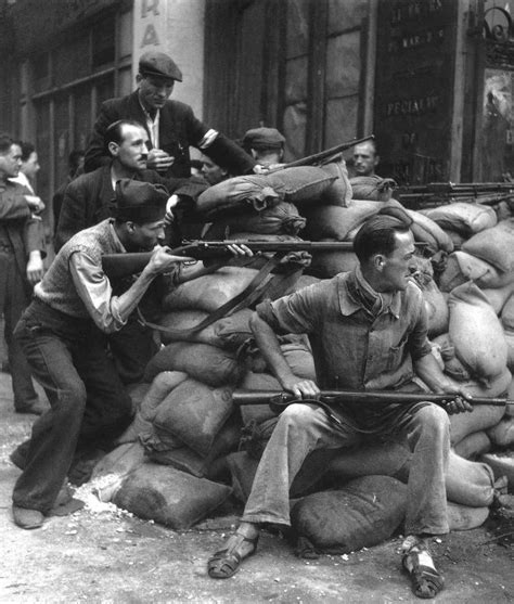 French Resistance Fighters On The Barricades In Paris Robert Doisneau