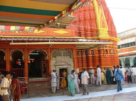 Shegaon has acquired fame as a pilgrimage center because shri sant gajanan maharaj lived there. Hindu God Golden Temples, Indian Temples, Photo of Golden Hindu Temple India: Gajanan Maharaj ...