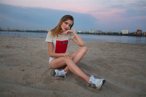 Wallpaper Model Blonde Looking At Viewer Touching Face White Nails Painted Nails T Shirt