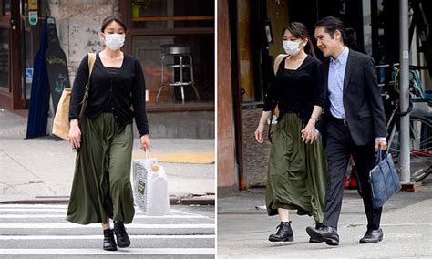 Japanese Princess Mako Komuro Strolls Hand In Hand With Commoner Husband In Nyc Daily Mail Online