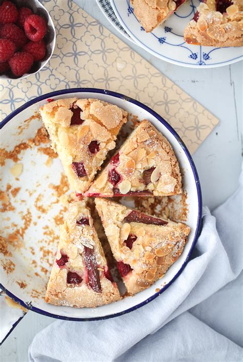 Ein sehr leckerer kuchen, der schnell zubereitet ist! Leckerer Himbeer Rhabarber Kuchen | Zucker, Zimt und Liebe