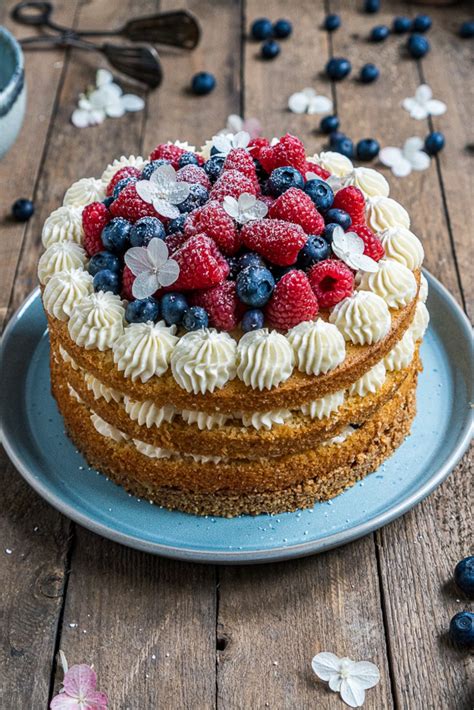 Beim anschnitt überrascht die torte mit einer cremigen karamellschicht und einer sahnigen vanillemousse auf einem absolut hinreißendem knusperboden mit praliné. Liebeserklärung an die Beerensaison - Beerentorte mit ...