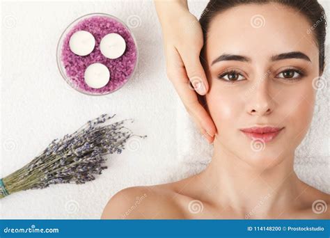Femme Atteignant Le Massage Facial Professionnel La Station Thermale