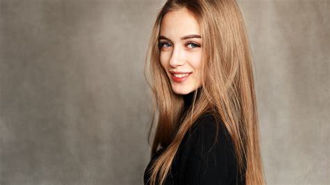 Sexy Slim Smiling Blue Eyed Long Haired Blonde Teen Girl Wallpaper