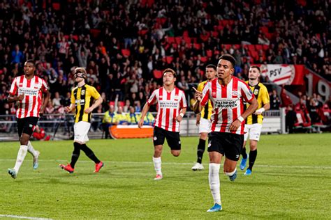 Saya masih punya kontrak selama satu tahun. Ex-Arsenal winger Donyell Malen nets five goals in one ...