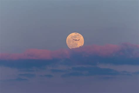 Like it or burn it. Vollmond Foto & Bild | luftfahrt, passagiermaschinen, mondaufnahmen Bilder auf fotocommunity