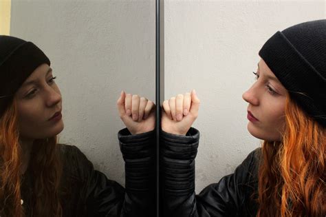 Optical Illusion In Mirror Is Freaking Out The Internet Glitch In Matrix
