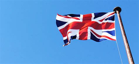 The flag of england is white with an uninterrupted red bar cross in the middle cross of the holy george st. Zwölf Flüchtlinge am Tag - Großbritannien nimmt mehr Syrer ...