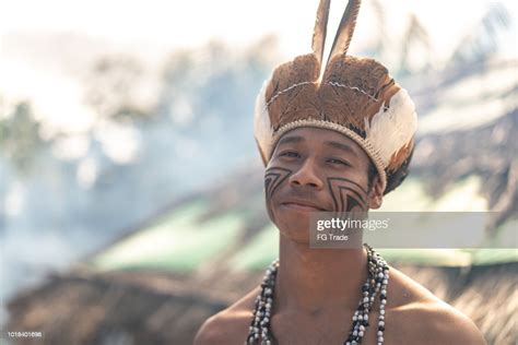 indígena brasileira jovem retrato da etnia guarani foto de stock getty images