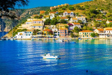 Pueblo De Assos En La Isla De Kefalonia En Grecia Imagen Editorial