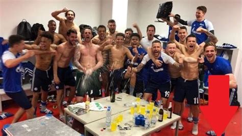 FC Schalke Nackte Spieler feiern Vizemeisterschaft und Fans lachen über dieses