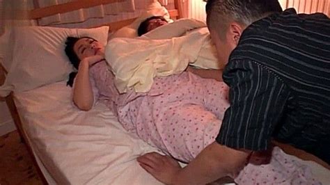 Чувак снимает свою спящую голую сестру на камеру и дрочит на нее