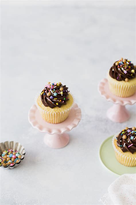 Yellow Cupcakes With Chocolate Cr Me Fra Che Frosting Hungrygirlporvida Com