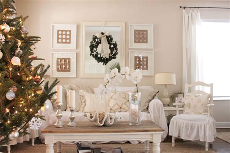 There are nautical mantel ideas, outdoor coastal decorating ideas and some very pretty beach. Chic Beach Houses Decorating Ideas for the Holidays