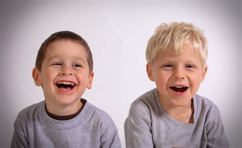 무료 이미지 남자 사람들 남성 초상화 어린이 두 우정 표정 어린 시절 웃고있는 미소 고령자 쾌활한