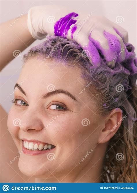 Quando però ci facciamo la doccia, spesso cadiamo in degli errori, che non volendo, posso essere dannosi per la nostra pelle, la nostra salute e. Donna Sotto La Doccia Con Schiuma Colorata Su Capelli ...