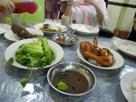 The restaurant offers a huge spread of dishes, vegetables, herb salads (ulam) and spicy. Can You Handle The Truth?: Belly Trip to KB : Restoran ...