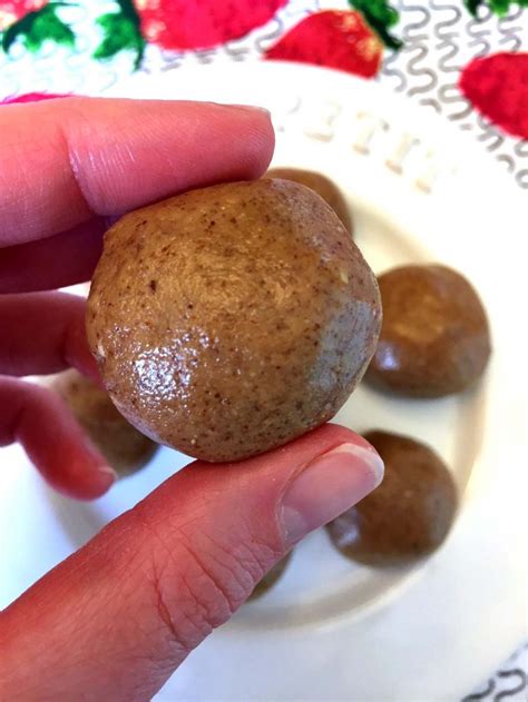 Chocolate peanut butter energy balls are healthy, no bake, vegan, peanut butter chia seed and almond balls with sugar free chocolate chips. Almond Butter Protein Energy Balls (Paleo with Keto option ...