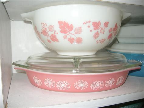 Pyrex Is Pretty And Popular In Pink Vintage Cookware Pyrex Vintage